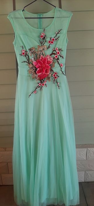 Продам шикарные платья по 7000