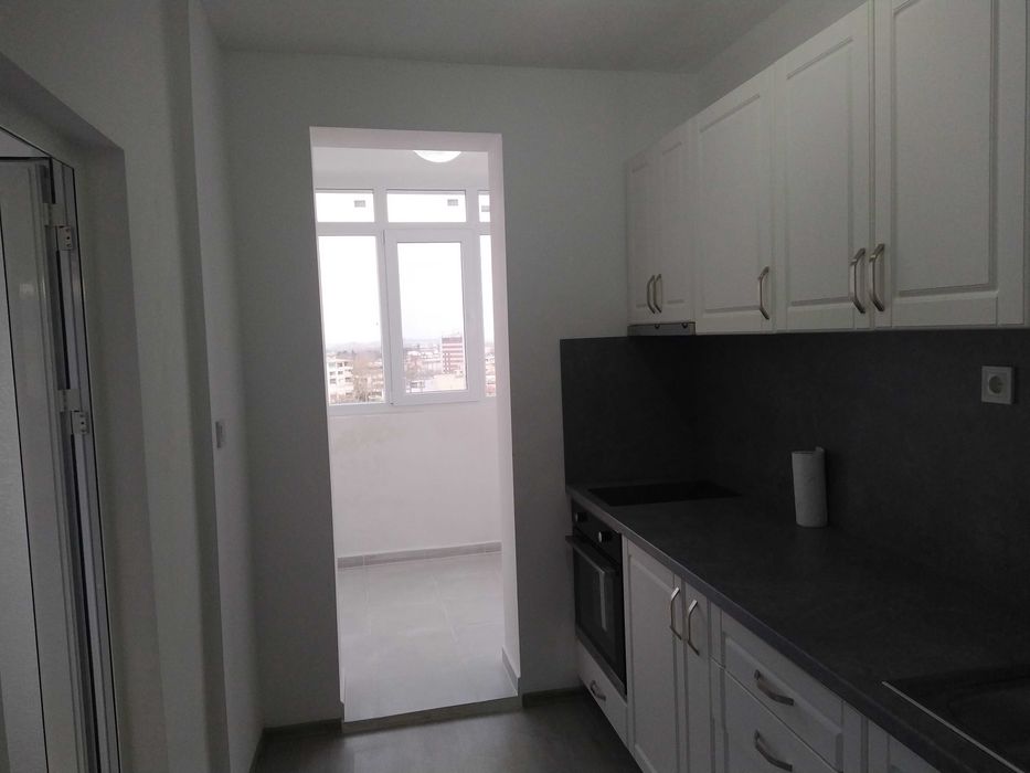 Продава четиристаен отличен в центъра