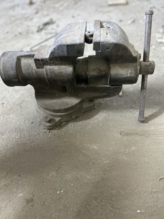 Продам тиски слесарные  советский