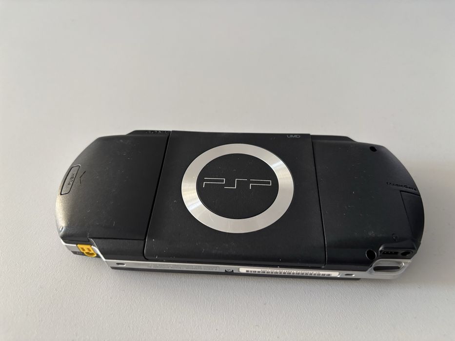 PSP 1004 impecabil modat + card memorie 32GB + cablu incarcare + 13 jocuri instalate