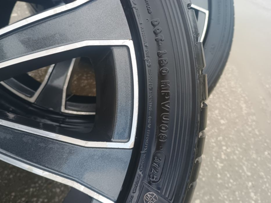 Оригинални джанти MOMO 18" 8J  5 × 100  до 5×114.3 ЕТ 35 с гуми 235/45/18