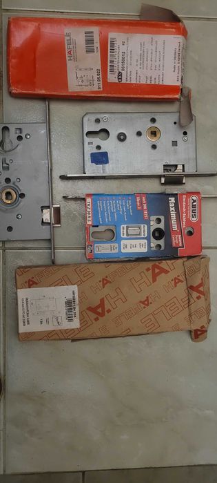 Broască ușă si mânere