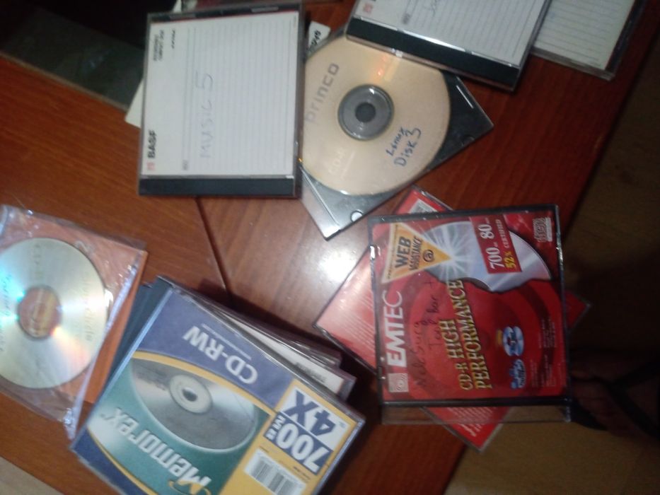Дискове с филми и музика и музикални инструменти