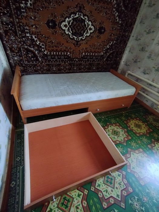 Кровать с выдвижными ящиками.