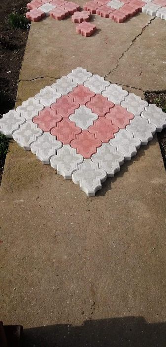 Pavaj si capace de gard