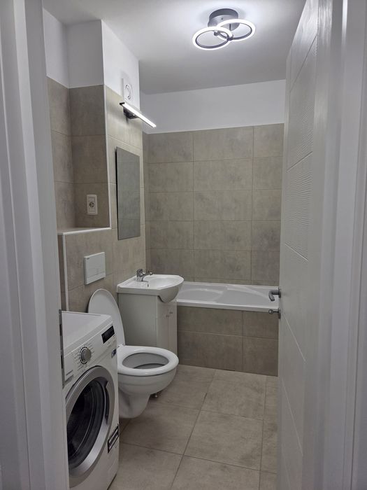 Închiriez apartament cu 2 camere, mobilier premium, loc de parcare inclus