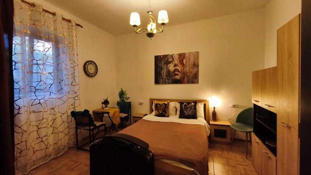 2 apartamente confortabile in curtea privata, cu locuri de parcare