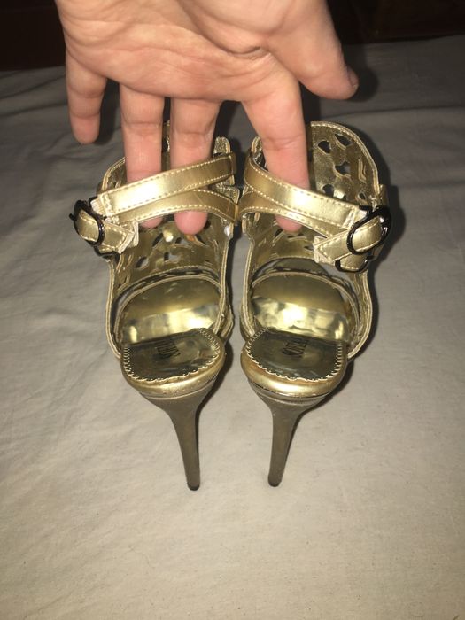 Россия обувь на шпильке.