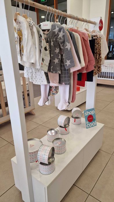 Търговско оборудване в много добро състояние за магазин за дрехи