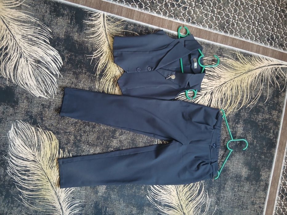 Продам школьный костюм на девочку