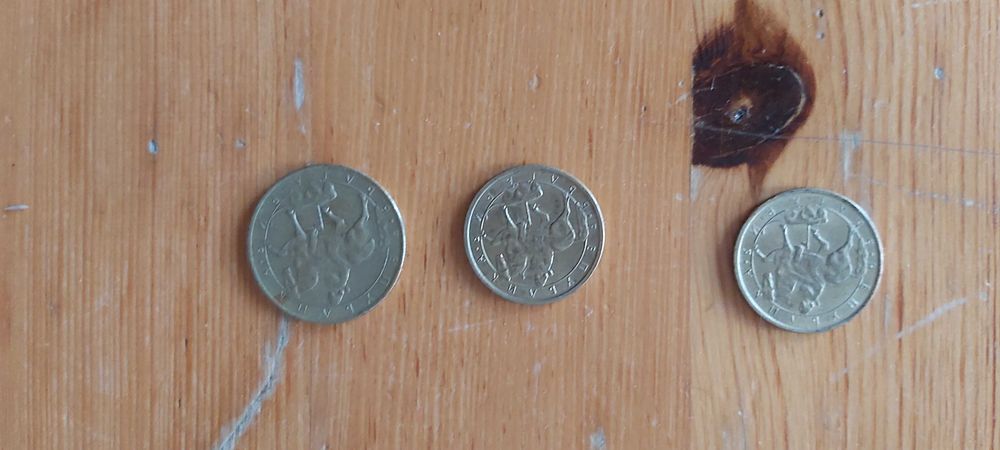 Продавам три монети от 1 и 5 лева от 1992 година.