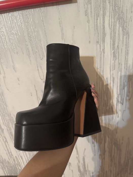 Новые ботинки на каблуках