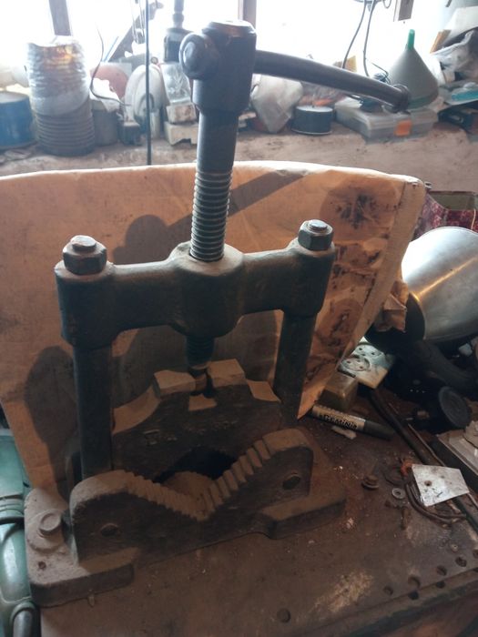 Продам тиски трубные