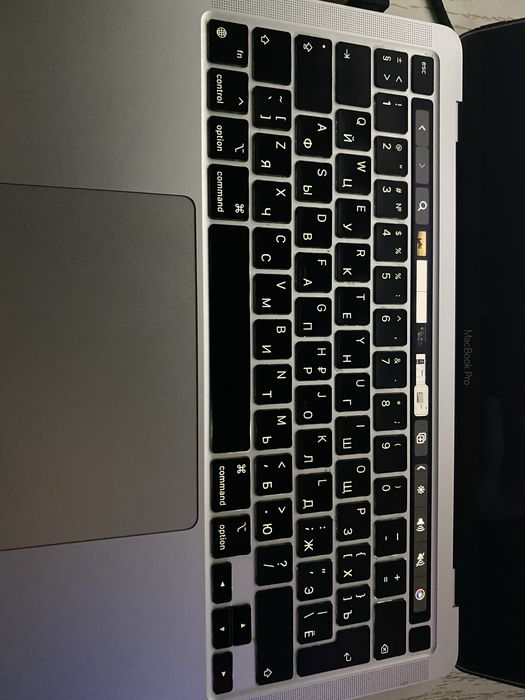 MacBook Pro M1 (13″ / 16 ГБ / 256 ГБ)