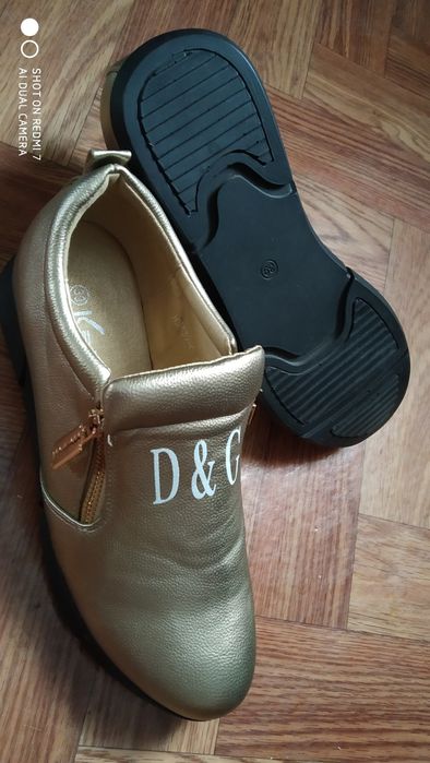 Продам женские ботинки