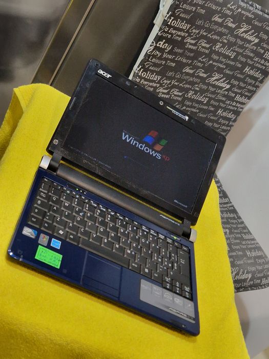Mini laptop Acer cu Windows XP