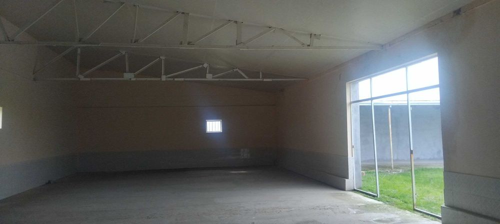 Noturar bino sotiladi