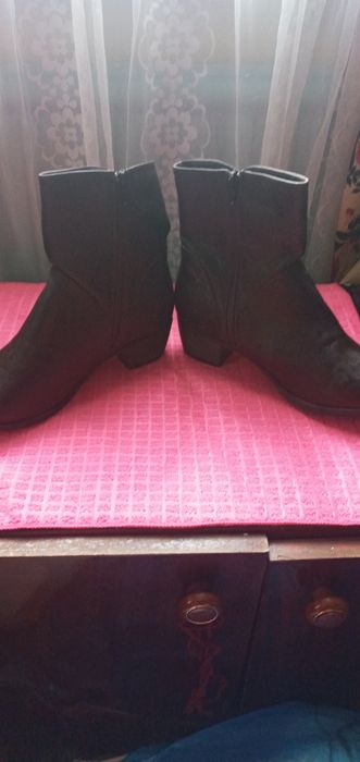Женскии ботинки новые размер 40
