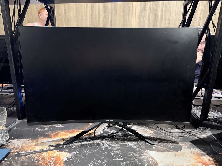 Manitor aiwa curved 27d 165hz sotiladi