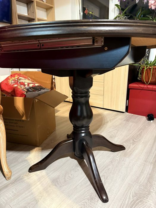 Продавам масивна дървена разтегателна маса