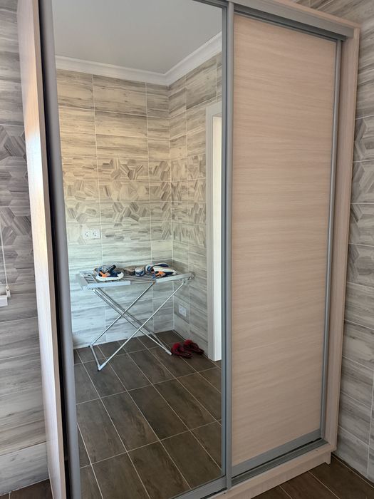 Продам шкаф с зеркалом