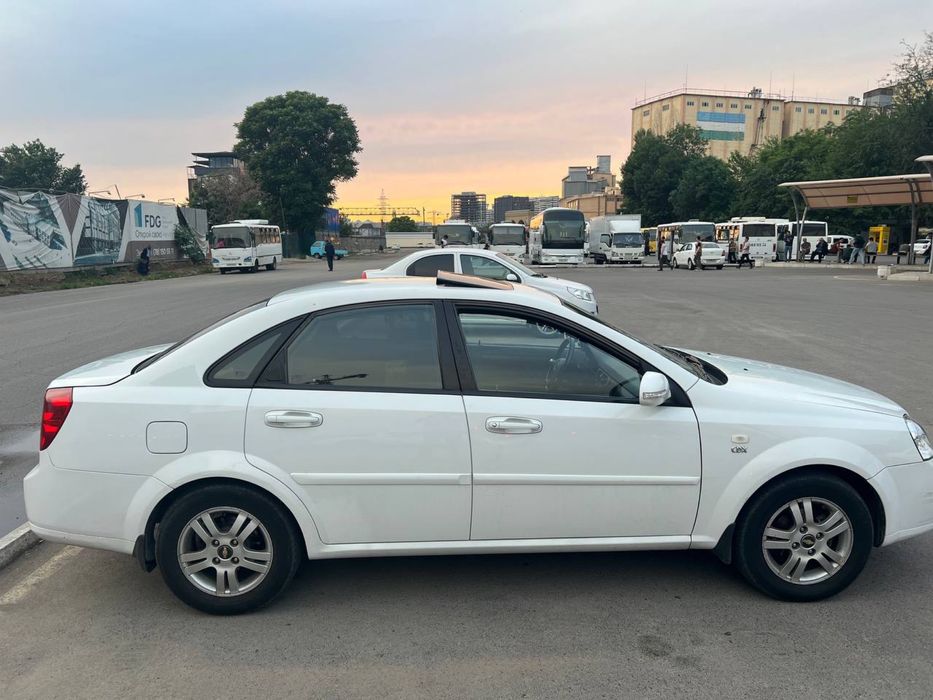 Продается авто Лассети 2009 года мотор 1.8 кпп автомат Торг уместен