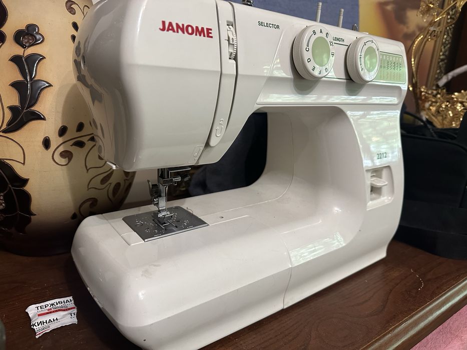 Швейная машина Janome 2212
