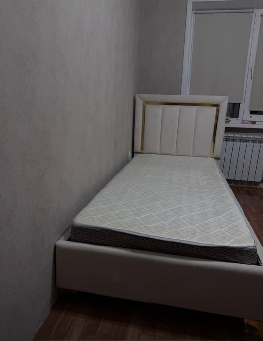 Продоетса односпальная кровать с матрасом вместе