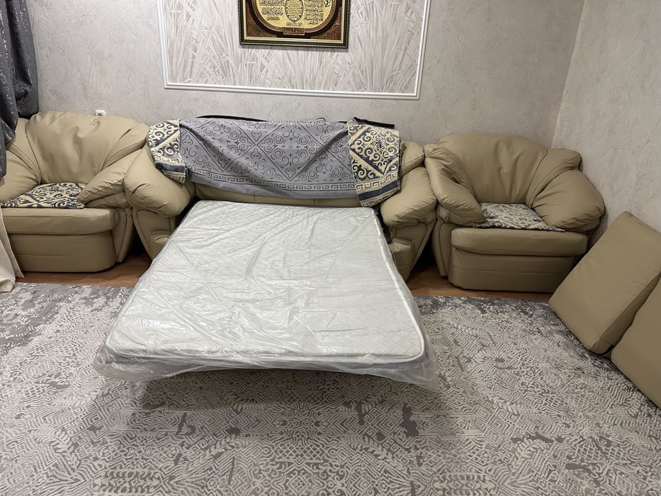 Кожаный диван для гостинной