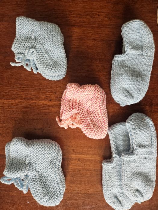 Носки вязаные для взрослых и пинетки для детей