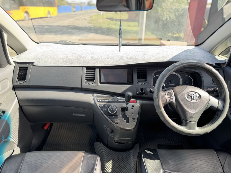 Продам Toyota ISIS