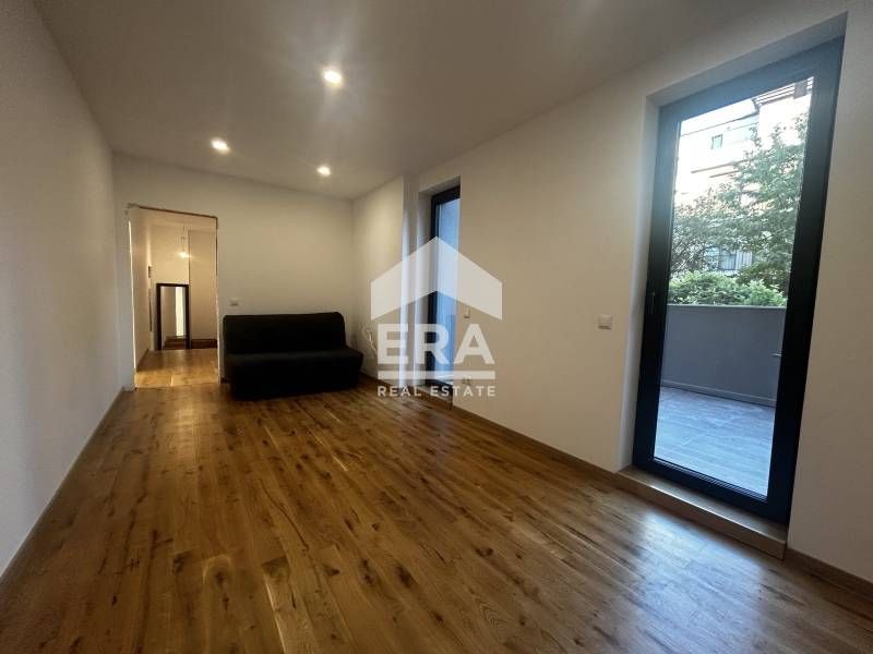 Четиристаен обзаведен апартамент за продажба, с големи стаи и собствен