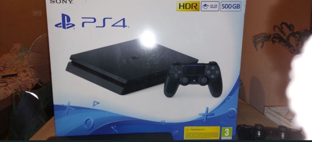 PlayStation 4 cu 2 manete 500 GB disk