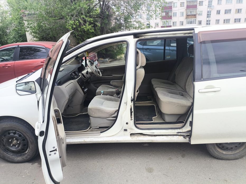 Nissan liberty 2001 года