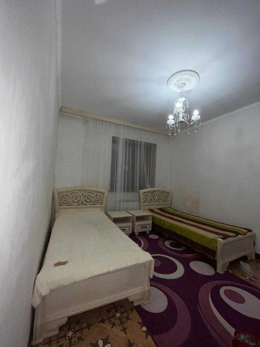 Кровать с матрасом и тумбочки