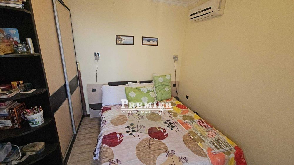 Продава се двустаен апартамент на първа линия в Свети Влас