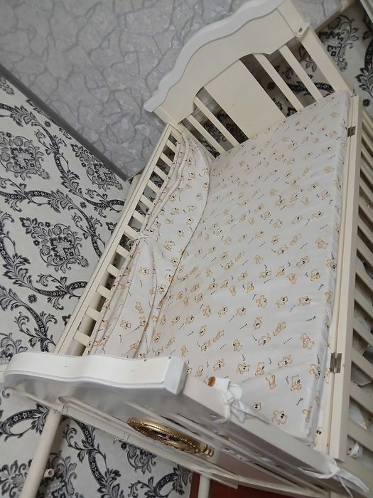 Bolalar karavati yangidek umuman yotmagan  faqat uyda turgan