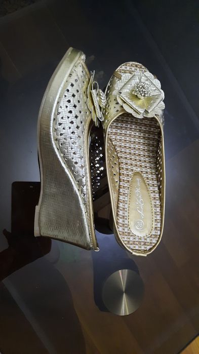 Золотистые шлёпки на танкетке — стиль и комфорт