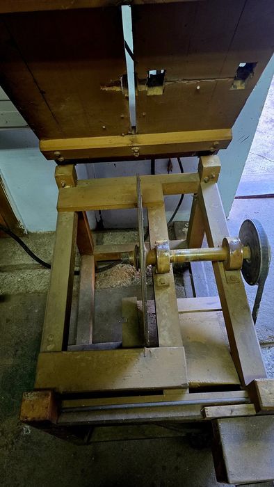 Circular de masă pentru lemn, motor trifazat 380V, masă robustă