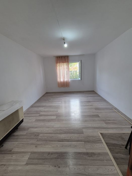 Garsoniera de vanzare, Dej
