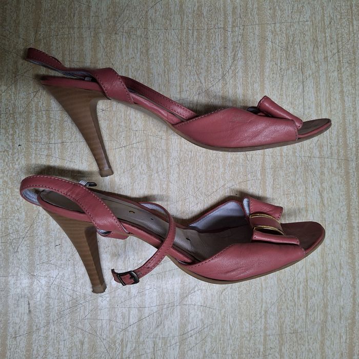 Дамски сандали с тънка подметка и висок ток