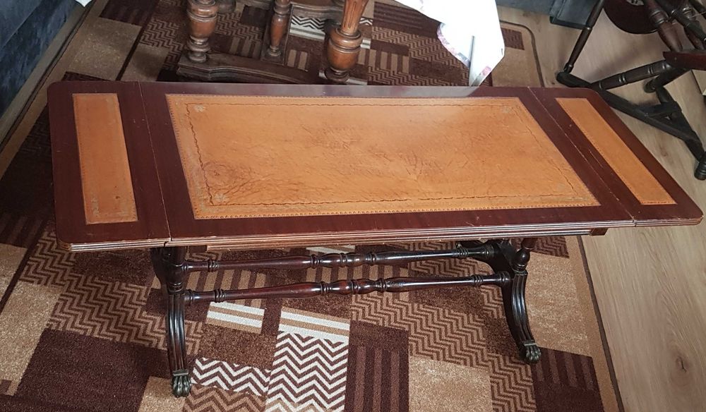 Старинна дървена масичка