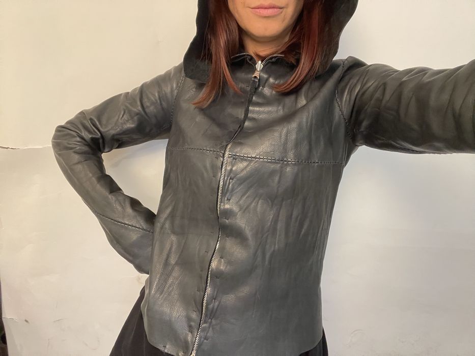 Синьо дамско кожено яке с качулка – модерна къса кройка