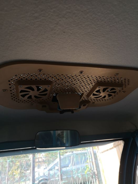 Triciclu electric utilitar cu cabină dublă și benă.