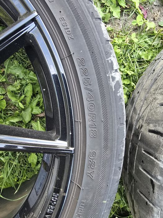 Set de 4 jante aliaj  echipate cu anvelope de vară 225/40 R18 92Y.