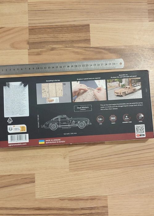 Setul Ugears Winged Sports Coupe este un puzzle 3D mecanic din lemn.