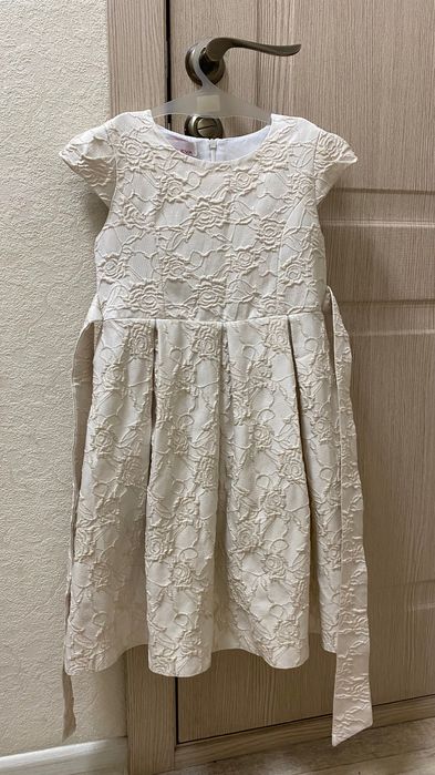 Платье праздничное для девочки.5.000тг(рост134)