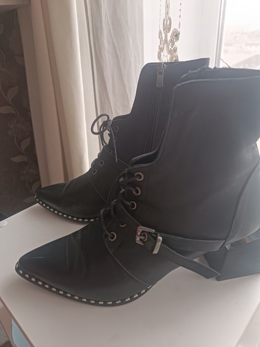 Продам женские ботинки