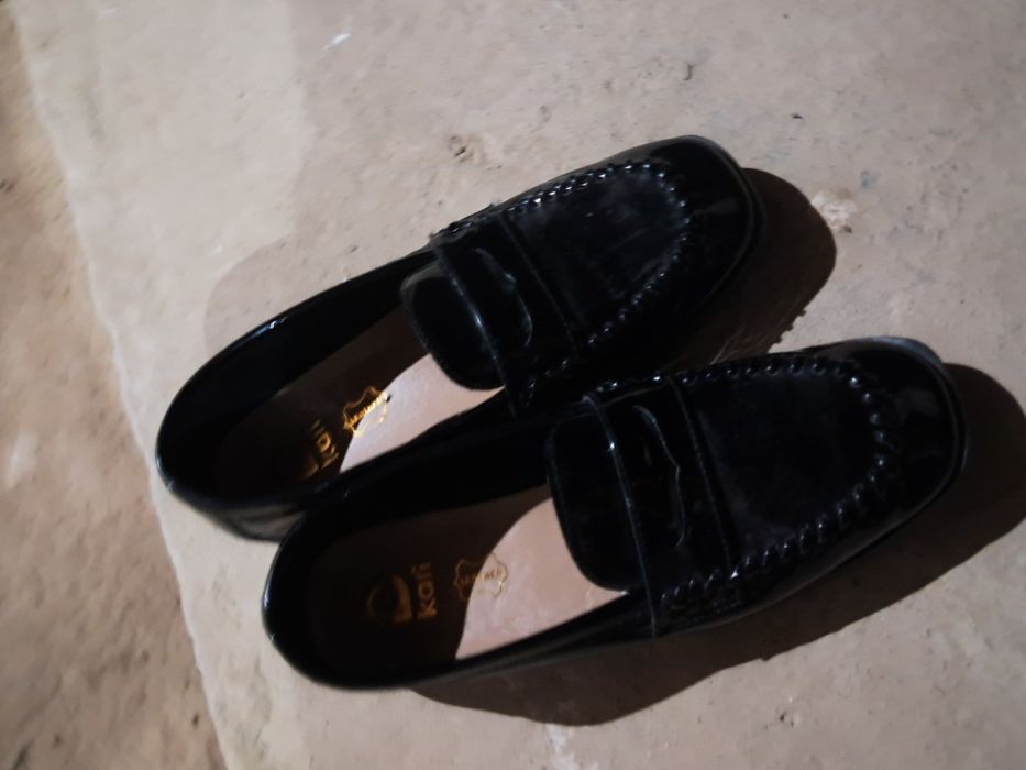 Продаются туфли лакированные