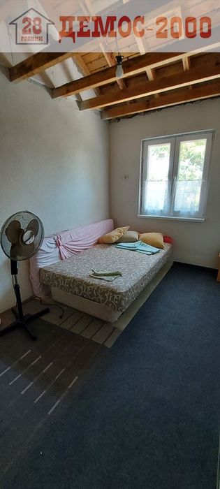 Самостоятелна къща с двор в с.Бенковски